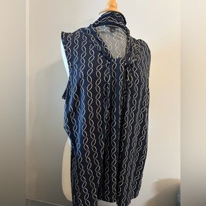 Banana Republic. Navy and Gold chain pattern. Size L.